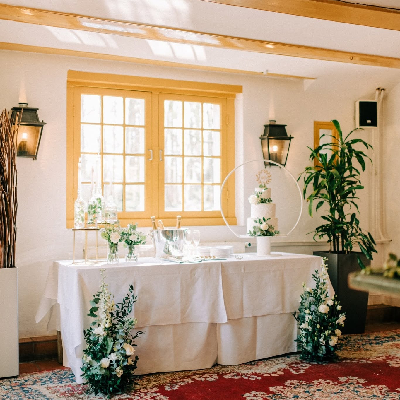 A wedding cake table at Kasteel Oud Poelgeest