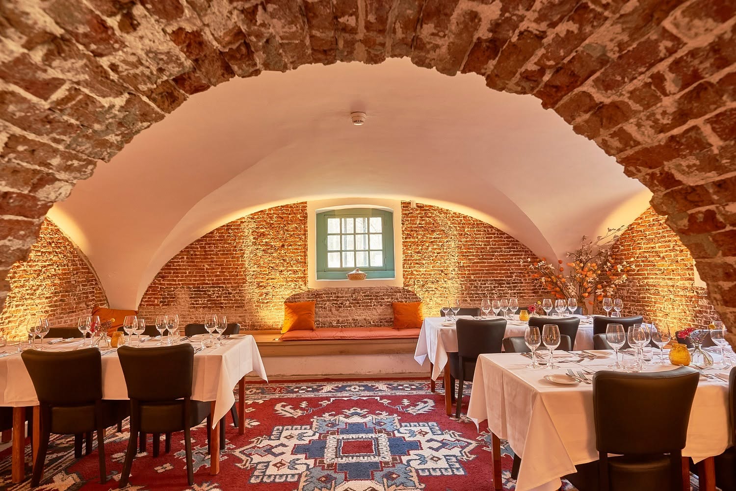 The warm brick-vaulted Kasteelbar