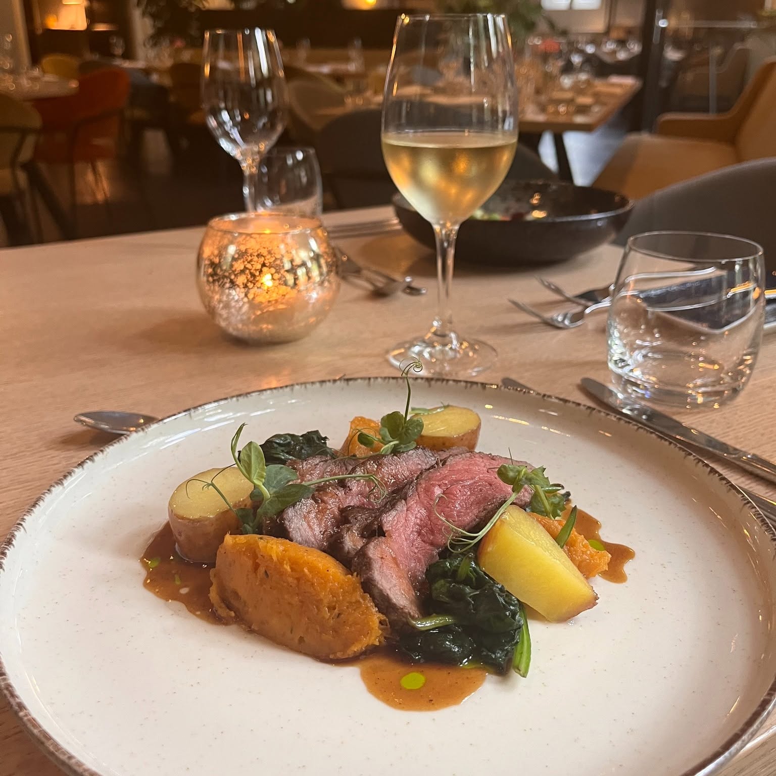 A candlelit dinner setting at Kasteel Oud Poelgeest